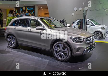 FRANCFORT, ALLEMAGNE - 11 septembre 2019 : nouvelle voiture hybride enfichable Mercedes Benz GLC 300e 2020 présentée au salon automobile IAA de Francfort en 2019. Banque D'Images