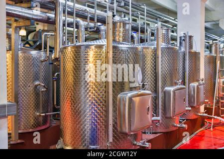 Réservoirs en acier inoxydable pour le vin à l'intérieur d'une cave de vinification moderne. Banque D'Images