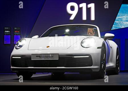 Francfort, Allemagne - Sep 11, 2019 : Porsche 911 Carrera 4 Cabriolet voiture de sport en vedette à l'IAA Frankfurt Motor Show 2019. Banque D'Images