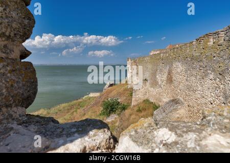 Ancienne forteresse Bilhorod-Dnistrovskyi ou Akkerman sur la rive de l'estuaire en Ukraine. Banque D'Images