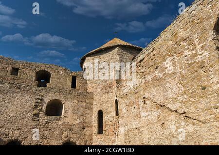 Murs de l'ancienne forteresse Bilhorod-Dnistrovskyi ou Akkerman sur la rive de l'estuaire en Ukraine. Tour du Trésor à la Citadelle. Banque D'Images