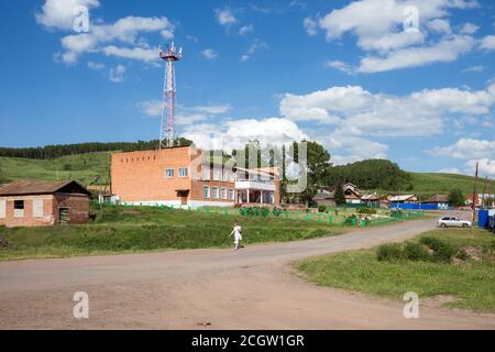 Maison de la Culture sur une rue de village. Le village de Parnaya est situé dans le district de Sharipovo, dans le territoire de Krasnoyarsk, en Russie. Banque D'Images