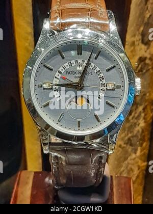 Malacca, Malaisie - janvier 01 2020 : montre élégante pour hommes de luxe, vue rapprochée de la montre de poignet de l'homme agréable dans la salle d'exposition Banque D'Images