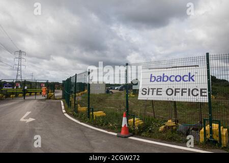 Harefield, Royaume-Uni. 12 septembre 2020. Un panneau indiquant la présence d'un bureau du site de Babcock pour la liaison ferroviaire à grande vitesse HS2. Les travaux de dégagement au sol du HS2 se poursuivent dans la vallée de Colne, où des milliers d'arbres ont déjà été abattus. Crédit : Mark Kerrison/Alamy Live News Banque D'Images