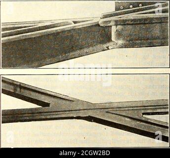 . Journal de chemin de fer électrique . n autres aciers alliés, de propriétés physiques égales. Construction de grenouilles angulaires aiguës par soudage LES illustrations ci-jointes montrent une grenouille con-structurée par soudage Thermit, qui est plus que d'intérêt ordinaire en raison de son angle unusualaigu, environ 18 deg. Cet angle a nécessité une soudure exceptionnellement longue, en utilisant environ 200 lb.deThermit ou environ trois fois plus de métal pour le laboure que pour une grenouille carrée de la même section de rail. En faisant cette grenouille, deux bras d'une garde-corps courbe de 9 in. Ont été soudés à un autre garde-corps droit de 9 in. Dans l'Ill Banque D'Images