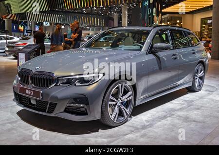 FRANCFORT, ALLEMAGNE - 11 septembre 2019 : le nouveau modèle de voiture BMW série 3 a été présenté au salon automobile IAA 2019 de Francfort. Banque D'Images