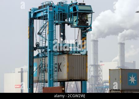 Le transporteur à cheval déplace un conteneur Maersk dans le terminal maritime du port de Rotterdam (pays-Bas), le 6 septembre 2013. Banque D'Images