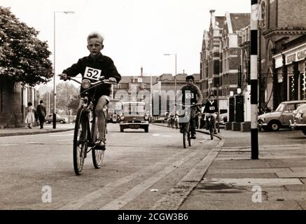 Garçons participant à une balade à vélo commanditée sur Victoria Road, au centre-ville de Chelmsford, dans les années 1960 Banque D'Images