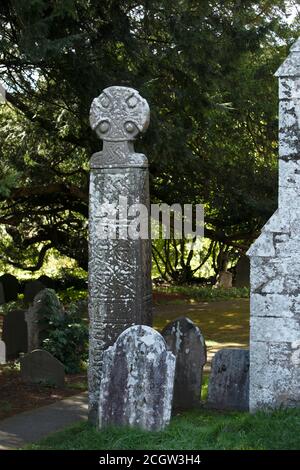 La croix celtique de 13 pieds de haut, 10thC ou 11thC dans le cimetière de l'église St Brynach, Nevern, Pembrokeshire, West Wales, UK Banque D'Images