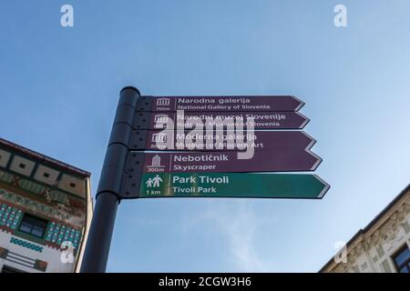 Panneau indiquant les directions vers les points d'intérêt et les sites touristiques de Ljubljana, Slovénie Banque D'Images