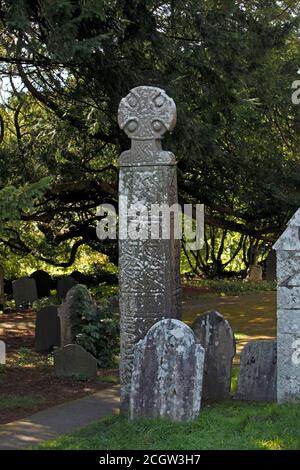 La croix celtique de 13 pieds de haut, 10thC ou 11thC dans le cimetière de l'église St Brynach, Nevern, Pembrokeshire, West Wales, UK Banque D'Images