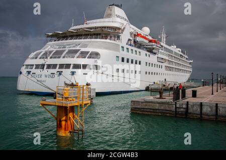 Le paquebot de croisière Silver Wind s'est enregistré à Nassau, aux Bahamas et a amarré à un quai à Key West, en Floride, a permis aux passagers de débarquer Banque D'Images