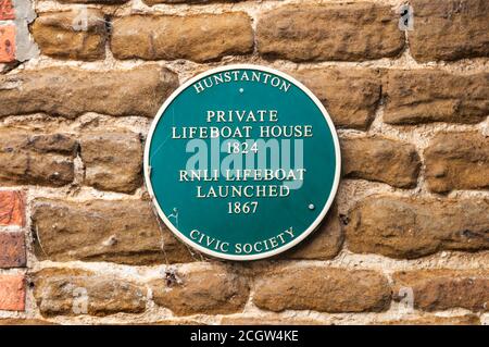 La plaque verte de la Hunstanton Civic Society à Old Hunstanton commémore la maison de sauvetage privée originale de 1824 et le bateau de sauvetage RNLI de 1867. Banque D'Images