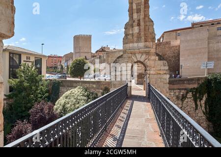 Los Arcos aqueduc dans la vieille ville de Teruel, Aragon, Espagne, Europe Banque D'Images