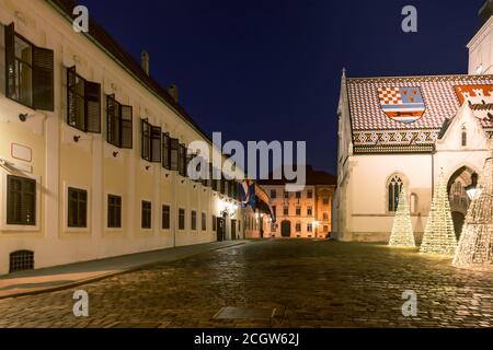 Gouvernement croate et église Saint-Marc dans la ville haute avec des décorations de Noël pendant l'Avent, Zagreb, Croatie. Banque D'Images