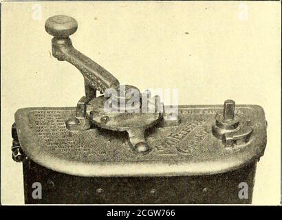 . Journal de chemin de fer de la rue . La poignée Durkin passe de l'arrêt au dernier arrêt requis de cinq à sept secondes, une vitesse qui alimente le courant aux moteurs aussi rapidement qu'ils peuvent le prendre en toute sécurité. Un point de la plus haute importance est que le courant peut être projeté immédiatement de n'importe quel point, le chien n'offrant aucune résistance au lemovement de la poignée en retournant à la position d'arrêt. Cette poignée présente une revendication forte à la considération des gestionnaires de chemin de fer dans la simplicité de ses parties et des principes thémécaniques impliqués. Pour régler le rack, il n'est pas nécessaire de retirer l'un ou l'autre de ces éléments Banque D'Images