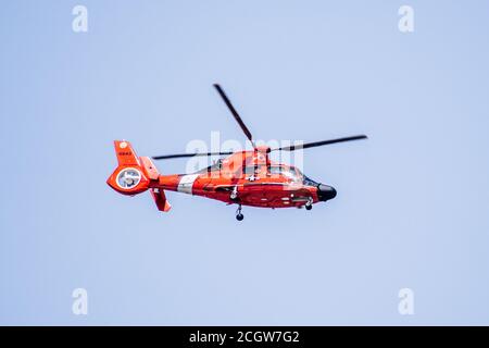 9 septembre 2020 Sunnyvale / CA / USA - hélicoptère de la Garde côtière américaine effectuant un vol dans la région sud de la baie de San Francisco; Banque D'Images