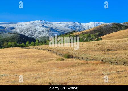 les montagnes d'elkhorn ont dépoussiéré avec une neige à la fin de l'été près de winston, montana Banque D'Images