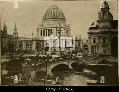 . Voyages en zigzag dans la ville blanche. Avec des visites de la métropole voisine . 1 ce compte a été rédigé par M. C. A. Stephens pour le compagnon des jeunes. 48 TRAJETS EN ZIGZAG DANS LA VILLE BLANCHE. MAI JOUR À LA FOIRE DU MONDE. Il était presque douze heures le jour d'ouverture de la Foire des mondes, le président Cleveland était sur le grand stand devant l'AdministrationBuilding. La marche triomphante de la Colombie avait été rendue par le grand orchestre; le directeur général avait donné son adresse admirable; l'ode. BÂTIMENT DE L'ADMINISTRATION ET COUR D'HONNEUR. Et la prophétie avait été lue, et le président était Banque D'Images