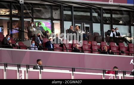 Le vice-président de West Ham United, Karren Brady (en haut à gauche), David Sullivan (en haut à droite), Jack Sullivan (deuxième en haut à droite), David Gold (deuxième en milieu à gauche) et le propriétaire de Newcastle United, Mike Ashley (deuxième en avant à gauche), dans les tribunes lors du match de la Premier League au stade de Londres. Banque D'Images