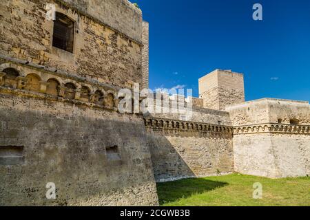 BARI, ITALIE - 1er SEPTEMBRE 2020 : la lumière éclaire le château normand-souabe de Bari Banque D'Images