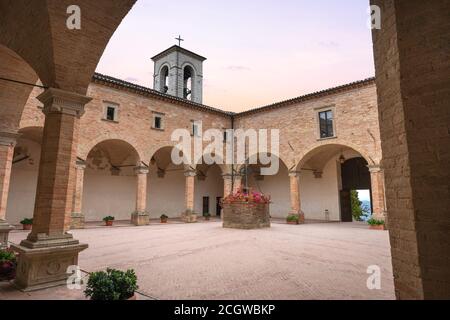 cloître de la basilique de sant'ubaldo dans la forteresse de gubbio ombrie italie Banque D'Images