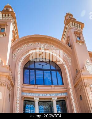 BARI, ITALIE - 1 SEPTEMBRE 2020 : la lumière éclaire le théâtre Margherita à Bari Banque D'Images