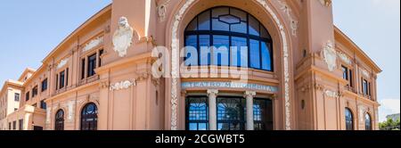 BARI, ITALIE - 1 SEPTEMBRE 2020 : la lumière éclaire le théâtre Margherita à Bari Banque D'Images