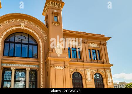 BARI, ITALIE - 1 SEPTEMBRE 2020 : la lumière éclaire le théâtre Margherita à Bari Banque D'Images