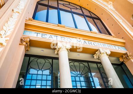 BARI, ITALIE - 1 SEPTEMBRE 2020 : la lumière éclaire le théâtre Margherita à Bari Banque D'Images