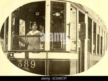 . Journal de chemin de fer électrique . 5 JANVIER 1918 CHEMIN DE FER ÉLECTRIQUE JOURNAL 37. Un conducteur sur une voiture dans l'ancienne Rome National Pneumatic Door and Step Control OBTIENT LES TARIFS un de nos hommes de chemin de fer électriques les plus chichreux a déclaré récemment que les freins pneumatiques paieraient pour les tressessi elles ne faisaient pas plus— que supprimer la tentation du motorman de sauter les intendingpassagers. Exactement le même raisonnement pour l'utilisation des portes à commande pneumatique à chaque extrémité de la voiture, car les conducteurs de voitures à l'entrée principale accepteront toute personne qui propose de conduire, tandis que les conducteurs de voitures à l'arrière en transe seront beaucoup plus morélikely Banque D'Images