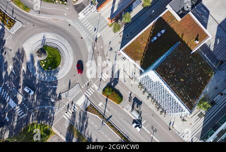 Vue aérienne du rond-point. Les voitures se déplacent au rond-point. Le design moderne d'une rue en Finlande. Banque D'Images