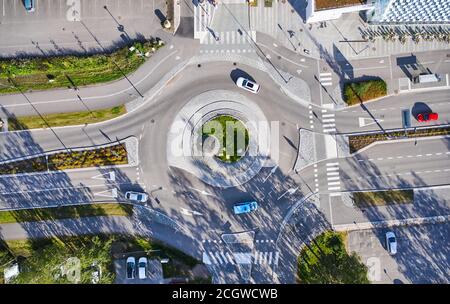 Vue aérienne du rond-point. Les voitures se déplacent au rond-point. Le design moderne d'une rue en Finlande. Banque D'Images