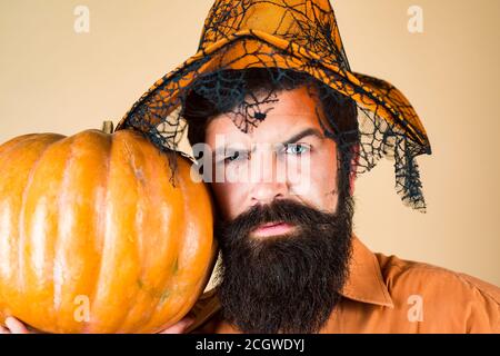 Autocollants Happy Halloween. Sourire heureux homme avec citrouille. Halloween Homme posant avec des citrouilles. Ingrédients de cuisine de saison de Thanksgiving. Banque D'Images