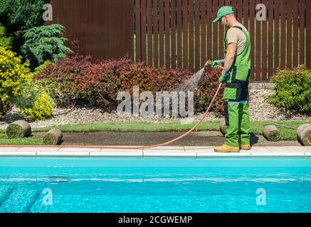 Jardin de jardin de caucasien finition jardin extérieur jardin piscine zone d'installation de nouvelles tourfs d'herbe naturelle. Banque D'Images