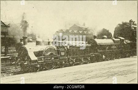 . Ingénieur en mécanique ferroviaire. AtCrewe, et un ardent défenseur de l'étroit ou 4 ft. jauge 8J/2 in., construite en 1847, le moteur Cornwall ayant des roues motrices simples de 8 ft. 6 in. de diamètre, avec l'idée de montrer que tout ce qui pourrait être fait dans la manière de la vitesse sur la jauge large pourrait être tout aussi bien fait sur l'étroit. Le moteur a été achevé en novembre 1847 et, lors de la première construction, la chaudière a été placée sous l'essieu moteur afin d'obtenir un centre de gravité bas. Deux dômes de vapeur ont été montéà la chaudière d'origine, chacun étant reliés par un tuyau de vapeur interne qui a pour effet de faire passer la vapeur vers l'extérieur Banque D'Images