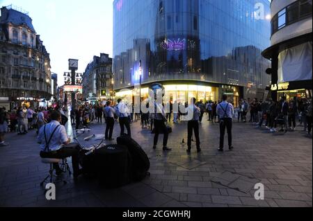 Londres, Royaume-Uni, 12 septembre 2020 Leicester Square. Soho prend vie le samedi soir avant la limite de six personnes. Credit: JOHNNY ARMSTEAD/Alamy Live News Banque D'Images