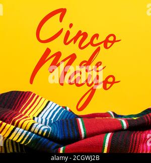 Couverture de serpent mexicain sur fond jaune avec Cinco de Mayo. Banque D'Images