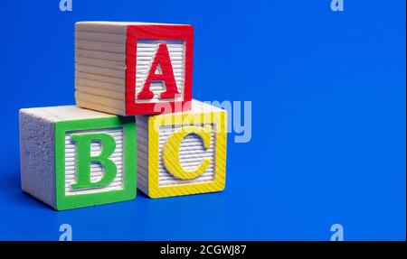 Blocs ABC en bois sur fond bleu Banque D'Images