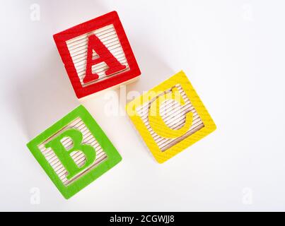 Blocs ABC en bois sur fond blanc Banque D'Images