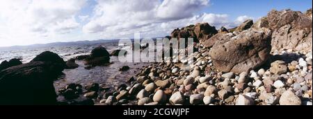 Côte ouest avec roche et plage sur l'île d'Arran près de Kings Cave. Banque D'Images