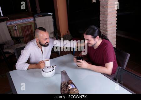 Jeunes hommes confiants qui apprécient une conversation amusante Banque D'Images