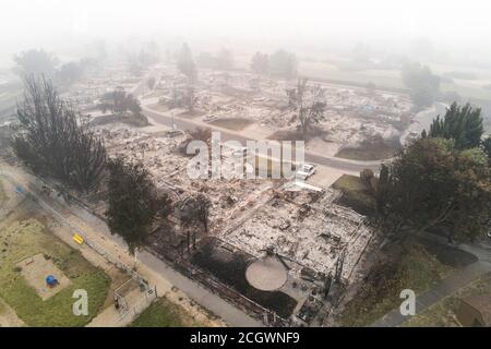 Phoenix, Oregon, États-Unis. 12 septembre 2020. Vue aérienne du Samuel Lane Loop, un quartier complètement dévasté par le feu d'Almeda dans le sud de l'Oregon. Les résidents n'avaient que quelques minutes pour évacuer le feu qui se déplace rapidement. Les pompiers ont lutté pour combattre le feu en raison des bornes d'incendie qui s'assèchent à cause de l'utilisation d'eau lourde qui a lutté contre des incendies dans d'autres parties de la ville. Crédit : Tobias Nolan/ZUMA Wire/Alay Live News Banque D'Images