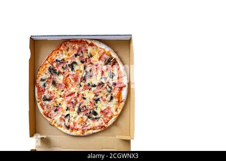 Pizza aux champignons, fromage et jambon dans une boîte de carton isolée sur fond blanc avec espace de copie. Vue de dessus Banque D'Images
