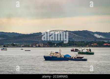 Panama City, Panama - 30 novembre 2008 : pont Puente de Las Americas au-dessus du canal de Panama à la sortie dans la baie et l'océan Pacifique sous le ciel du matin. Multipl Banque D'Images