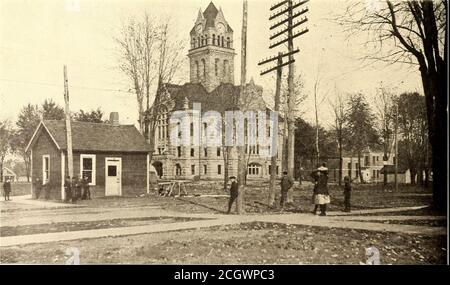 . Journal de chemin de fer de la rue . Street Ry.Journal CARTE DU TERRITOIRE DESSERVI PAR LE CHEMIN DE FER DE TOLEDO, PORT CLINTON et LAKESIDE, ENTRE TOLEDO ET LAKESIDE, OHIO installations de transport inadéquates. Il est également particulièrement inter- Ohio, 52 miles, la ligne qui prolonge la longueur complète de la Mar-involution d'un point de vue de l'ingénierie, étant la première inter- blehead Peninsula, un point 30 miles de long, Bornée sur une route secondaire du centre-ouest qui sera entièrement équipée par le lac Érié et sur l'autre par la baie Sandusky. Près de. VUE MONTRANT LA MAISON DU TRIBUNAL DE COMTÉ À PORT CLINTON, LE WAI TEMPORAIRE Banque D'Images