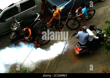 Noida, Inde. 12 septembre 2020. Un travailleur municipal fumige une rue avec un répulsif anti-moustiques pour prévenir la dengue à Noida, Uttar Pradesh, en Inde, le 12 septembre 2020. Credit: Partha Sarkar/Xinhua/Alamy Live News Banque D'Images