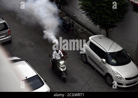 Noida, Inde. 12 septembre 2020. Un travailleur municipal fumige une rue avec un répulsif anti-moustiques pour prévenir la dengue à Noida, Uttar Pradesh, en Inde, le 12 septembre 2020. Credit: Partha Sarkar/Xinhua/Alamy Live News Banque D'Images