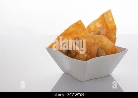 En-cas chinois. Frit Wontons. Pâtisserie wonton. Des wontons frits, un en-cas chinois populaire et un plat de Dim Sum de boulettes frite remplies de crevettes ou de porc. Banque D'Images