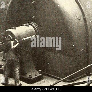 . Journal de chemin de fer électrique . CENTRALE ÉLECTRIQUE D'INTERBOROUGH—FIG. 3—NOUVELLE TURBINE 17 AVRIL 1915] LE JOURNAL de CHEMIN DE FER ÉLECTRIQUE 745 est illustré sur la Fig. 2. Il contenait huit Reynolds, Allis-Chalmers doubles, horizontaux-verticaux, moteurs croisés de 12,000 ch de puissance réelle ou de 8000 ch de puissance normale, pilotant des alternateurs Westinghousealers de 11,000 V, le plus grand construit en 1901. Chaque unité de moteur était essentiellement constituée de deux moteurs composés distincts aux extrémités de l'arbre, chacun ayant un cylindre haute pression de 44 in. Et un cylindre basse pression de 88 in. Et une course de 60 in., la vitesse étant de 75 tr/min Par le 135 Banque D'Images